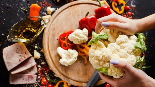 женщина готовит полезную еду