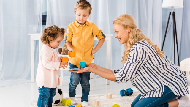 беременная мама с двумя детьми