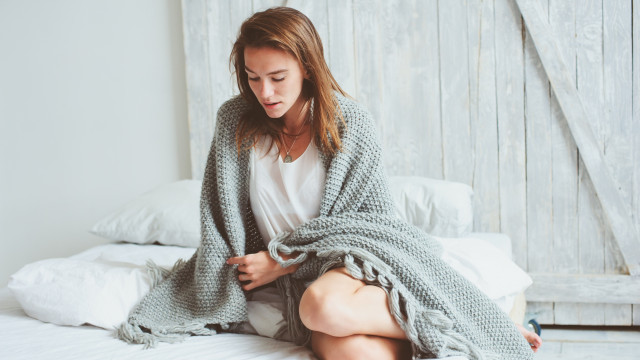 девушка в пледе дома