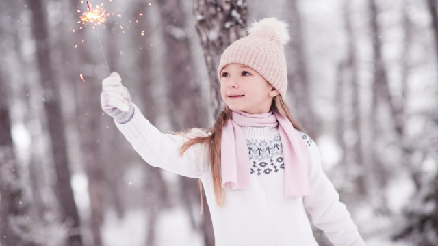 девочка держит бенгальские огни