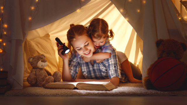 мама с ребенком в вигваме