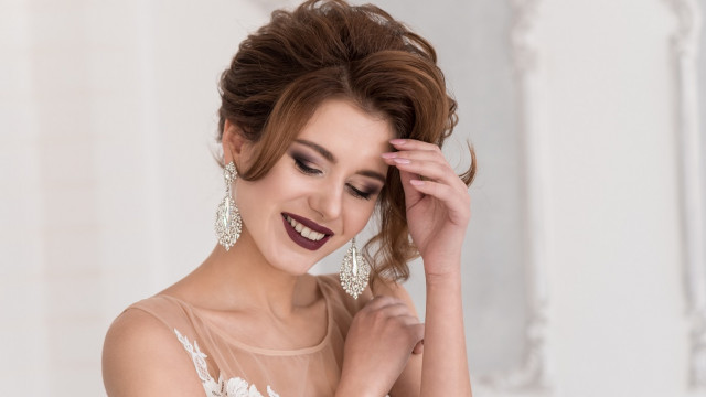 девушка в серьгах