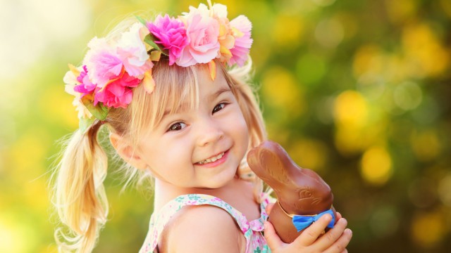 Дівчинка тримає шоколадного зайця