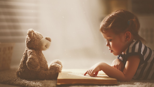 Ребенок читает книгу