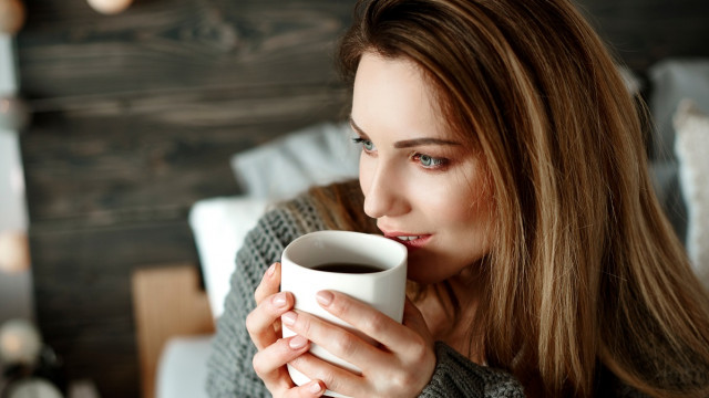 красивая девушка с чашкой чая