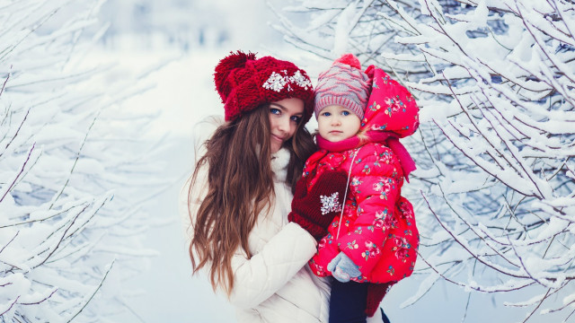 Молодая мама зимой