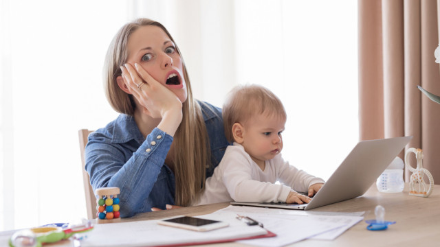 мама працює