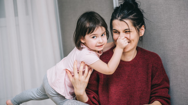 мама-брюнетка играет с дочкой