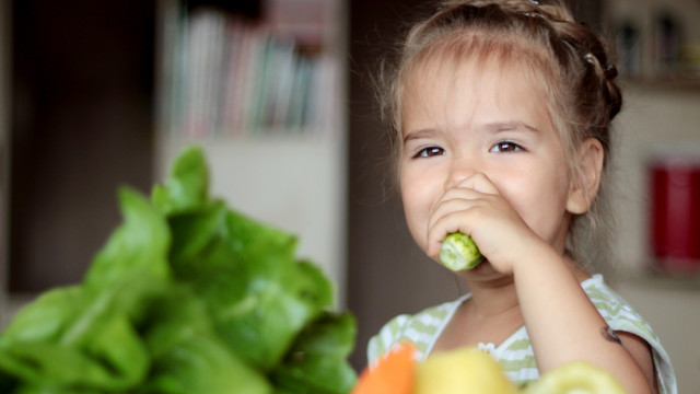 ребенок ест овощи