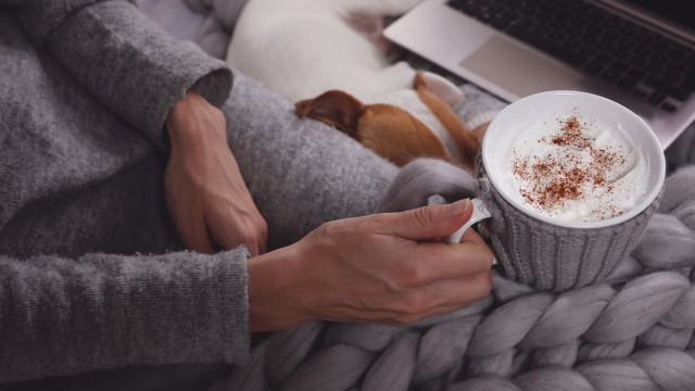 дівчина п'є какао