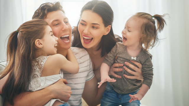 сім'я обіймається