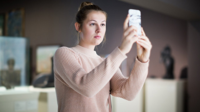 брюнетка в музее