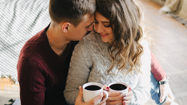 муж и жена пьют кофе