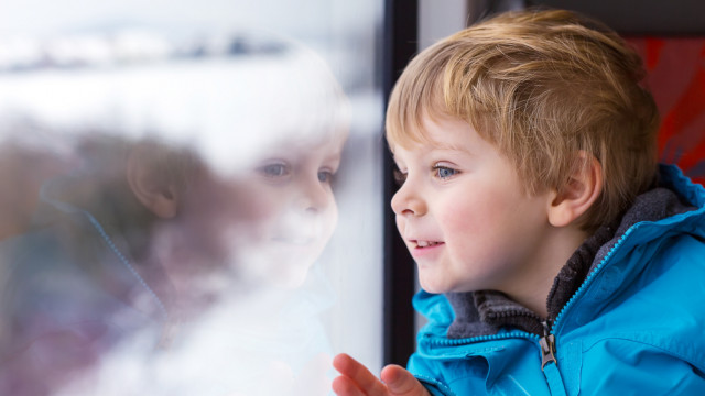 ребенок в поезде