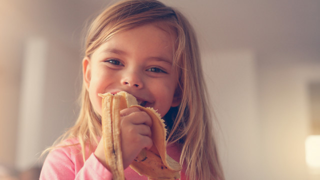 ребенок ест