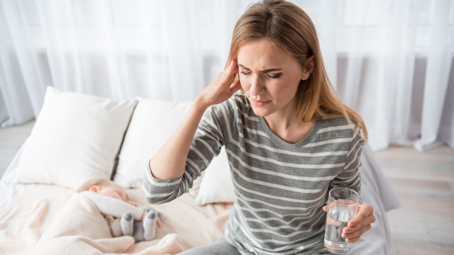 у жінки болить голова