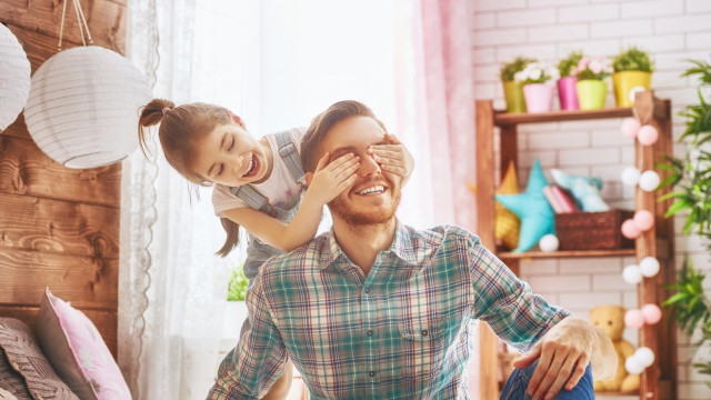 папа и дочка играют