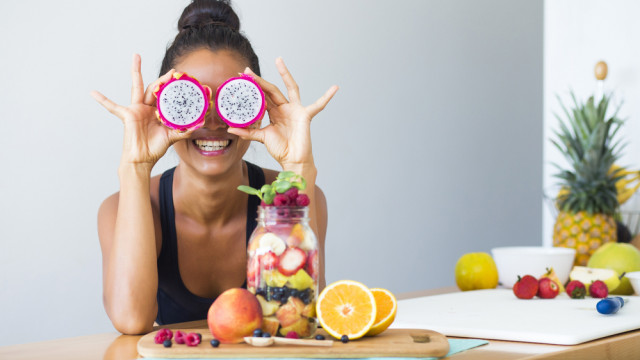 жінка їсть фрукти