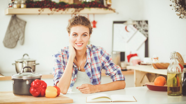 красива жінка на кухні сидить