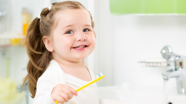 Дівчинка чистить зуби