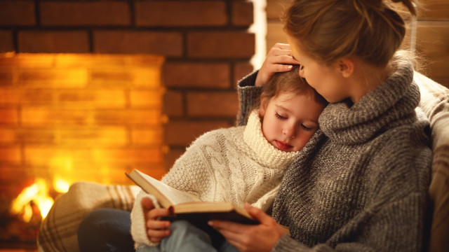 чтение у камина