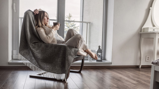 женщина дома