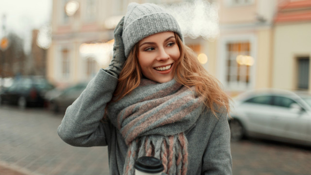 красивая девушка в серой шапке и шарфе