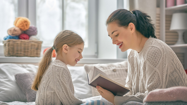 мальчик читает