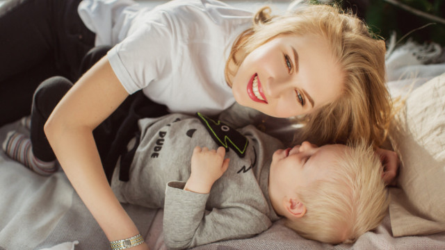 мама с сыном-блондином