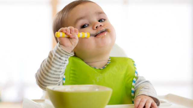 ребенок ест кашу