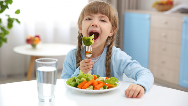 ребенок ест