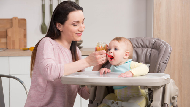 Ребенок ест кашу