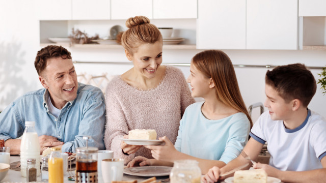семья завтракает
