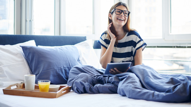 жінка в окулярах сніданок