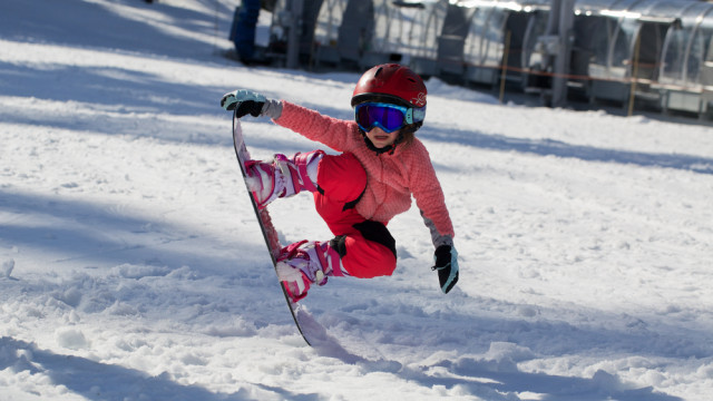 малыш на сноуборде