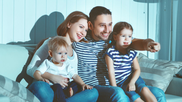 сім'я дивиться телевізор