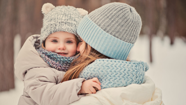 мама с ребенком зимой