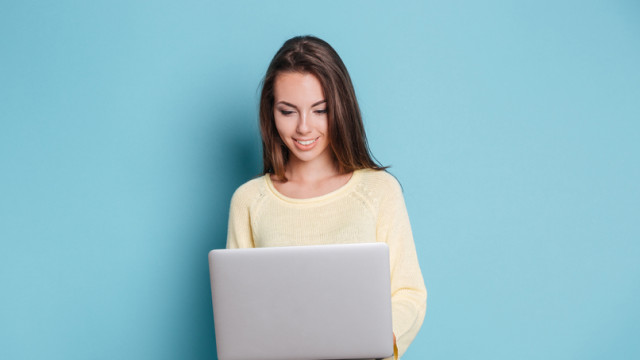 подросток с ноутбуком