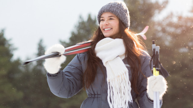 дівчина готується кататися на лижах