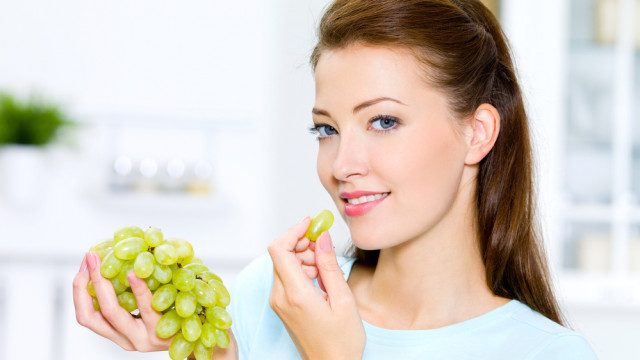 девушка с виноградом