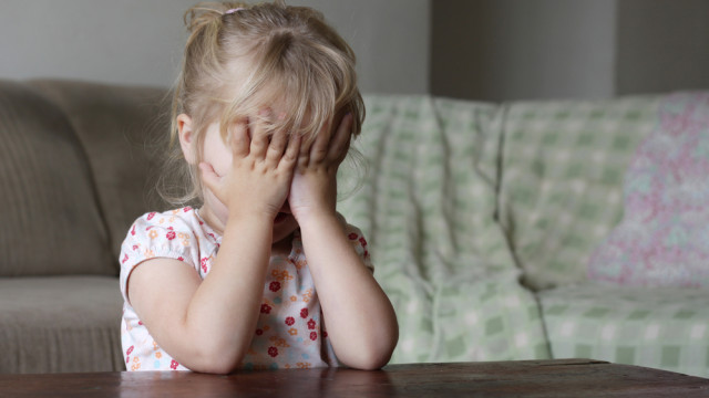 девочке стыдно