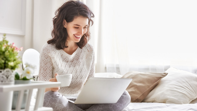 Женщина с ноутбуком