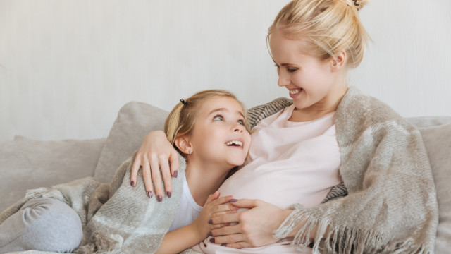 беременная блондинка с дочкой