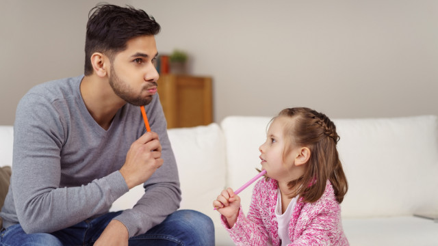 тато і донька думають