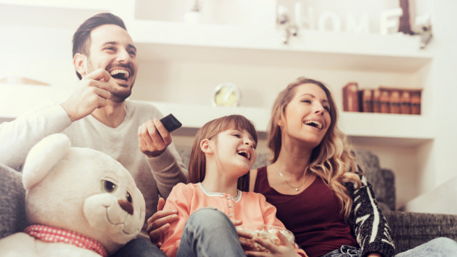 семья смотрит телевизор