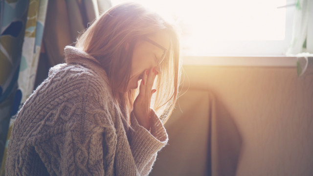 жінка втомилася позіхає