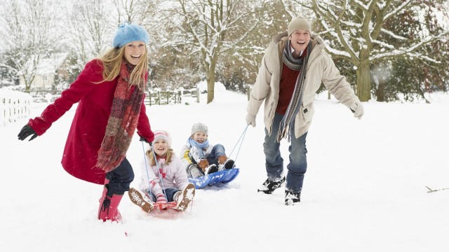 Семья с ребенком на прогулке