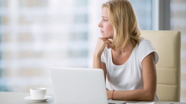 Жінка за комп'ютером