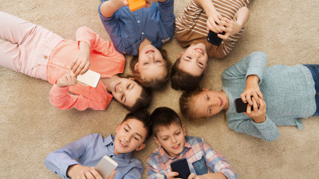 дети с телефонами