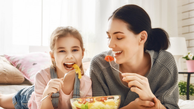 перекус мама і дочка